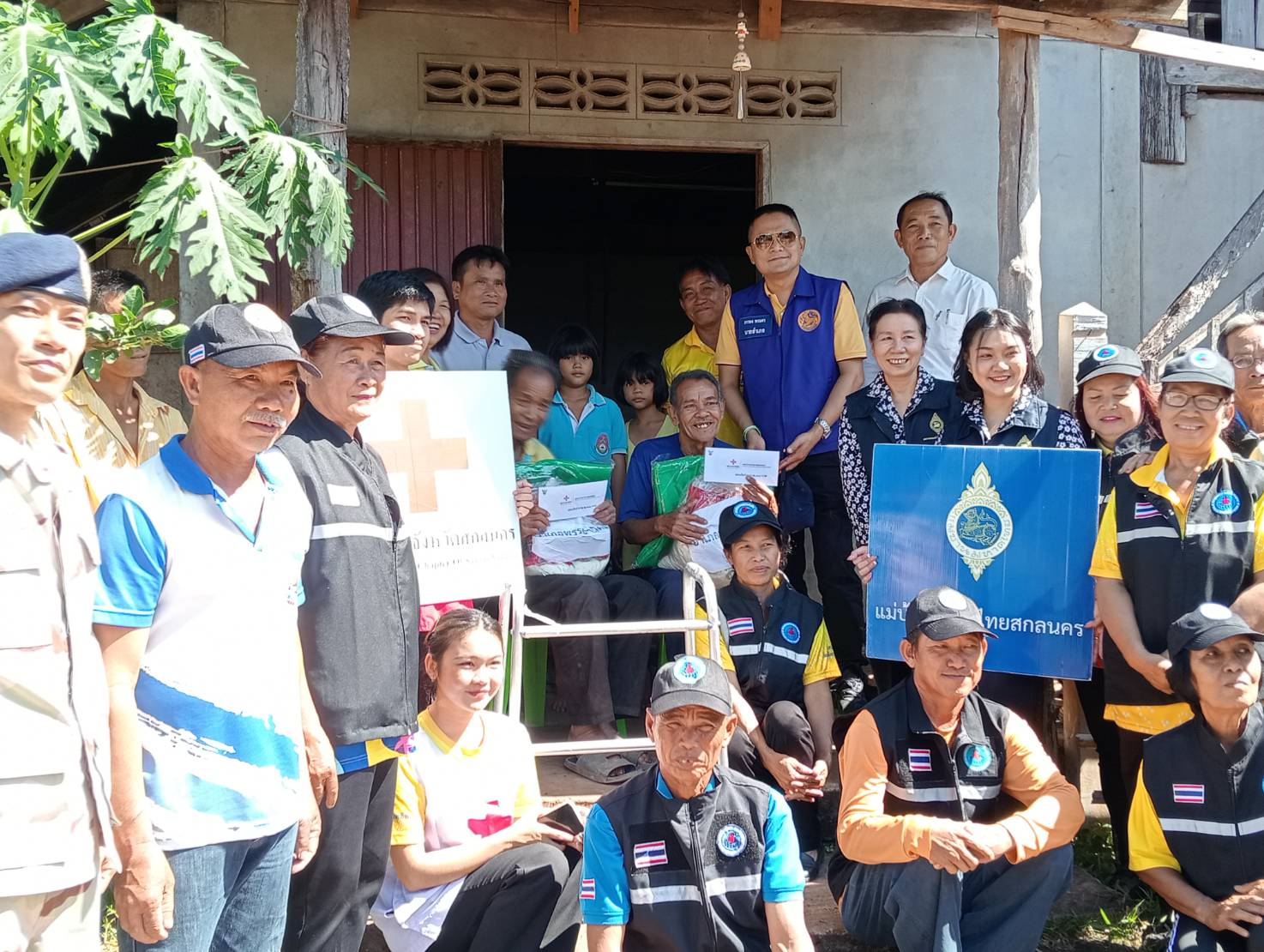โครงการสงเคราะห์ผู้ยากไร้ และผู้พิการ ณ บ้านถ่อน หมู่ 2 ต.เชิงชุม อ.พรรณานิคม จ.สกลนคร